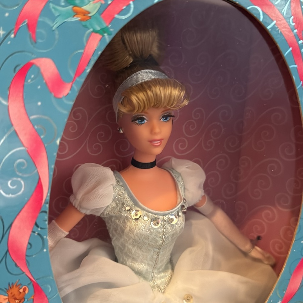 Cinderella Barbie Signature Collection - Picture 2 of 9